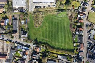 Op een rustige locatie aan de Drieslei in Kalmthout werd een nieuwe verkaveling gerealiseerd, bestaande uit 9 bouwpercelen voor open bebouwing. <br /><br />LOT 9 heeft een straatbreedte van 17,06 m en een diepte van 52,65 m.<br /><br />De woning die gebouwd mag worden, is vrij van bouwstijl en mag een maximale bebouwingsoppervlakte van 182,75 m² op het gelijkvloers hebben.<br /><br />De maximale kroonlijsthoogte bedraagt 9 meter, een zadeldak of plat dak zijn toegestaan.<br /><br />Naast de bouwzone voor de woning is er op het verkavelingsplan een zone voorzien voor de oprichting van een carport of garage.<br /><br />Dit perceel is gelegen in een verkaveling van 9 bouwgronden, die niet allemaal zijn gepubliceerd.<br /><br />De toegangsweg tot de verkaveling wordt aangelegd met alle nutsleidingen tot aan de rooilijn.<br /><br />Voor de verkavelingsvoorschriften en verdere informatie over alle gronden bent u steeds welkom op ons kantoor in de Heidestatiestraat 53 in Kalmthout.<br /><br />Deze verkaveling is gelegen in de Drieslei in Kalmthout. Een rustige en kindvriendelijke omgeving vlakbij het centrum met alle voorzieningen zoals winkels, scholen en openbaar vervoer op wandelafstand.
