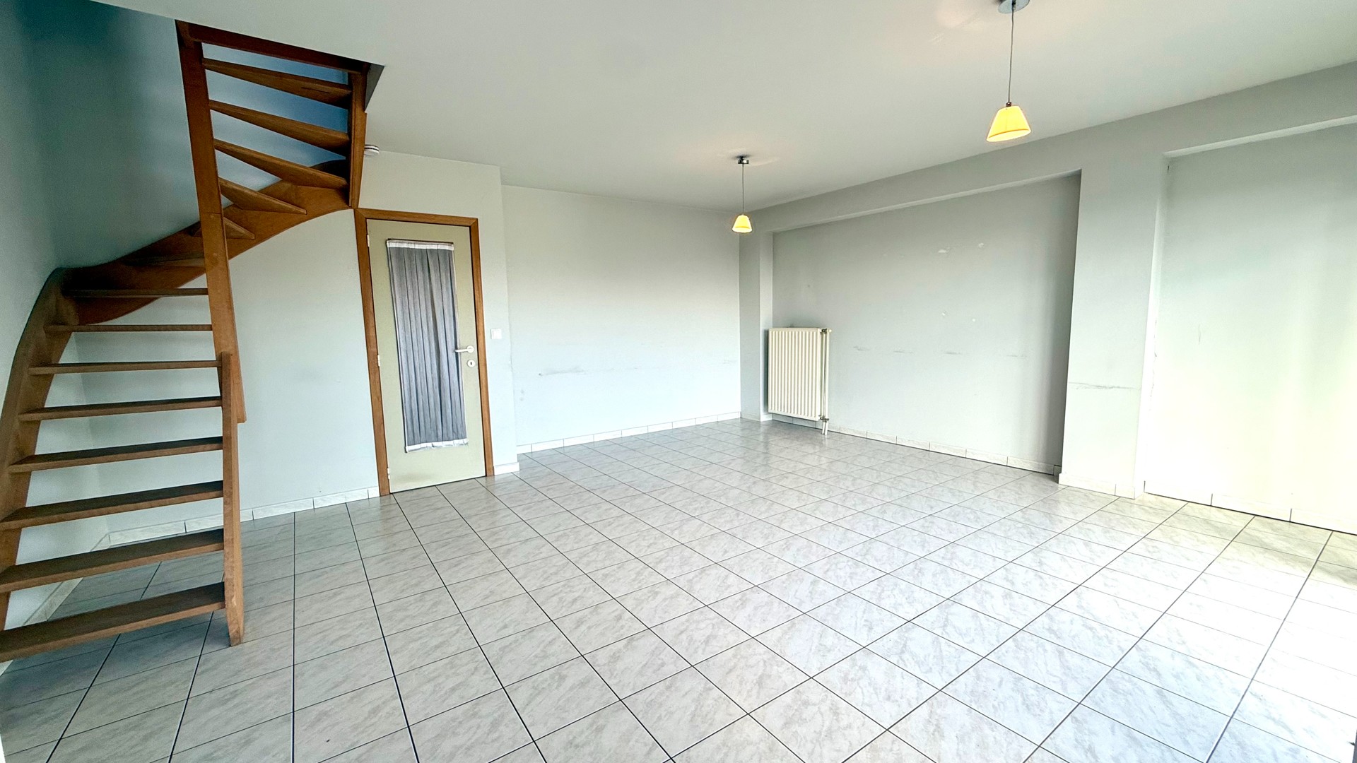 Lichtrijke duplex met 2 slaapkamers, balkon en autostaanplaats nabij centrum - foto 5