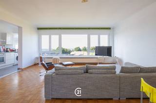 Welkom in dit prachtige 2-slaapkamer appartement gelegen in Ukkel. Met een woonoppervlak van 90 m² biedt dit modern ingerichte appartement alles wat u zoekt voor een comfortabele levensstijl.Het appartement beschikt over een groot en lumineuze leefruimte met een prachtig zicht over Brussel en de omgeving. Dit is de ideale plek om, na een lange werkdag, tot rust te komen en te genieten van de prachtige zonsondergang. De keuken is volledig uitgerust en beschikt over moderne apparatuur, waar uw culinaire creativiteit tot uiting kan komen. De twee slaapkamers zijn voorzien van grote ramen die veel natuurlijk licht binnenlaten, en bieden voldoende ruimte voor het hele gezin. Beide slaapkamers bieden eveneens toegang tot het terras. De badkamer is functioneel ingericht, voorzien van een bad, wastafel en alle noodzakelijke voorzieningen. Ideaal gelegen in Ukkel dicht bij winkels, restaurants en het openbare vervoer, past dit appartement aan elke levensstijl. Aarzel niet en maak van dit appartement uw thuis.