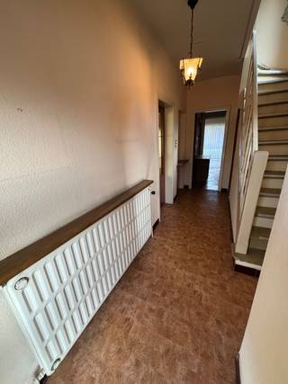 Halfopen bebouwing met garage en oprit in de wijk Bloemendaal (Schoten).Ligging:Rustig gelegen nabij de Paalstraat, met winkels, scholen en openbaar...