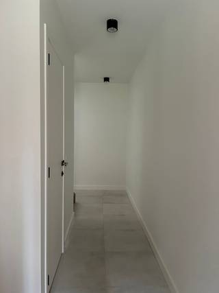 Gelegen vlak aan het bus- en treinstation en op wandelafstand van het centrum, met tal van winkels, scholen en horeca. We komen binnen in de...