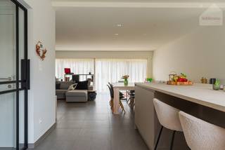 Deze ruime en uitstekend onderhouden woning combineert comfort, kwaliteit en energiezuinig wonen met tal van uitbreidingsmogelijkheden. Dankzij de recente vernieuwingen, de doordachte indeling en de hoogwaardige afwerking is dit de ideale woning voor gezinnen of wie op zoek is naar extra ruimte, zowel binnen als buiten.<br /><br />Bij het betreden van de woning komt u terecht in een ruime inkomhal die toegang biedt tot de badkamer, het gastentoilet, de wasplaats/berging, garage, kelder en de lichtrijke leefruimte.<br />De royale woonkamer geniet dankzij de grote raampartijen van een overvloed aan natuurlijk daglicht en biedt een mooi uitzicht op de aangelegde tuin.<br />De open keuken werd volledig vernieuwd in 2025 en is uitgerust met een stijlvol kookeiland, een gezellige ontbijthoek en kwalitatieve Bosch-toestellen, waaronder een grote koelkast, vaatwasser, inductiekookplaat, oven, microgolfoven en dampkap. Dankzij de vele kasten beschikt u bovendien over meer dan voldoende opbergruimte.<br /><br />De badkamer is modern ingericht met een ruime inloopdouche en een meubel met dubbele lavabo.<br /><br />Op het gelijkvloers bevindt zich eveneens een inpandige garage met automatische sectionaalpoort. Deze ruimte biedt bovendien de mogelijkheid om, indien gewenst, een extra slaapkamer te creëren zodat gelijkvloers wonen perfect mogelijk is.<br /><br />Op de eerste verdieping bevinden zich een apart toilet, twee ruime slaapkamers en een extra kamer die ideaal dienst kan doen als kinderkamer, dressing, bureau of hobbyruimte.<br /><br />Via een vaste trap bereikt u de zolderverdieping, die reeds voorbereid is om verder af te werken tot een volwaardige vierde of zelfs vijfde slaapkamer.<br /><br />Ook buiten werd de woning de voorbije jaren grondig aangepakt Het terras en de ruime oprit werden in 2025 volledig nieuw aangelegd en biedt plaats aan meerdere wagens. De tuin is recent aangelegd en voorzien van sfeervolle tuinverlichting rondom de woning.<br /><br />Achteraan bevindt zich bovendien een vrijstaande garage van maar liefst 40 m² (bouwjaar 2024), uitgevoerd met een gegoten betonvloer, automatische garagepoort en de nodige voorzieningen voor een toekomstige laadpaal.<br /><br />De woning werd degelijk afgewerkt met onder meer spanplafonds met ingebouwde spots in de leefruimte, keuken en badkamer. Verder beschikt de woning over automatische rolluiken, een zonnescreen aan de berging/wasplaats en energiezuinige technieken zoals vloerverwarming op het gelijkvloers, muur-, dak- en zoldervloerisolatie, wat resulteert in een gunstig EPC-label B.<br /><br /><strong>Troeven</strong>
<ul>
<li>Instapklare woning op een gunstige locatie </li>
<li>Recent gerenoveerd </li>
<li>Tuinverlichting met sensoren rondom de woning</li>
<li>Twee garages, waaronder een vrijstaande garage van 40 m² (2024)</li>
<li>Voorzieningen voor een laadpaal</li>
<li>Gunstig EPC-label B</li>
<li>Uitbreidingsmogelijkheden tot extra slaapkamers</li>
</ul>
<br /><strong>Interesse?</strong> Neem snel contact met ons op voor meer informatie of een bezoek ter plaatse: info@sublimmo.be of 014 84 83 69.
