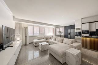 Dit appartement, inclusief garage, is gelegen in een kleine residentie (8 eenheden) in Roeselare-centrum. Het appartement is gelegen op het eerste verdiep, werd in 2024 gerenoveerd  en is als volgt ingedeeld: inkomhal met toilet, open ruimte met woon- en eetkamer vervolgd door de moderne, geïnstalleerde keuken met aansluitend een ruime berging voorzien van aansluiting voor een wasmachine. Deze ruimtes werden voorzien van verlaagde platfonds met LED-spot en de woonkamer is voorzien van van elektrische gordijnen. Vervolgens is er een badkamer in Solid Surface met massagebad, inbouw douchekop en kranen, lavabo, 1 grote slaapkamer en twee kleinere slaapkamers die makkelijk naar één slaapkamer kunnen worden omgebouwd (na verwijderen stijlwand). Groot zuidgericht terras. <br /><br />Daarnaast is er ook nog een garage met elektrische inbegrepen in de prijs. <br /><br />Troeven: Energiezuinig, conforme elektriciteit, recent gerenoveerd, privatieve parkeermogelijkheden, centrale ligging. <br /><br />Meer informatie of een bezoek ter plaatse? Neem dan contact op met Imani: 0478 26 26 36 of imani@panorama.immo