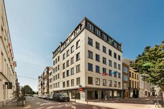 <p><span>Leven in het kloppende hart van Antwerpen — Sint-Michielsstraat, Sint-Andries</span></p><p><span> </span></p><p><span>Er zijn wijken waar je gewoon graag bent. Sint-Andries is er zo één.</span></p><p><span>Aan de ene kant wandel je naar de Grote Markt, aan de andere kant staat 't Zuid te lonken. En daartussen: de Kloosterstraat met haar antiekwinkels, modeboetieks en gezellige terrassen. </span></p><p><span> </span></p><p><span>Delhaize en Okay liggen om de hoek, de Scheldekaaien zijn je achtertuin en de Ring is snel bereikt wanneer je de stad even achter je wil laten.</span></p><p><span>Dit is het soort adres waar mensen jarenlang naar op zoek zijn.</span></p><p><span> </span></p><p><span>Troeven in een oogopslag:</span></p><ul><li><span>Toplocatie in het hart van Sint-Andries, tussen de Grote Markt en 't Zuid</span></li><li><span>Hoekappartement op de tweede verdieping</span></li><li><span>Twee ruime slaapkamers</span></li><li><span>Kleinschalig en verzorgd gebouw, volledig vernieuwd</span></li><li><span>Ideaal om zelf te bewonen of als investering</span></li></ul><p><span> </span></p><p><span>Indeling</span></p><p><span>Via de ruime inkomhal betreed je de lichtrijke leefruimte. Dankzij de vele ramen van dit hoekappartement stroomt het daglicht royaal naar binnen, een aangenaam, open gevoel dat meteen opvalt. De praktisch ingerichte keuken sluit hier naadloos op aan.</span></p><p><span> </span></p><p><span>Twee slaapkamers bieden voldoende ruimte voor een bureau, kinderkamer of logeerkamer. De verzorgde badkamer met douche completeert het geheel.</span></p><p><span> </span></p><p><span>Voor ontspanning en buitenlucht zijn de vernieuwde Scheldekaaien nooit ver weg, een eigen terras zal je hier dan ook niet snel missen.</span></p><p><span> </span></p><p><span>Het gebouw werd vijftien jaar geleden vernieuwd. Instapklaar, zonder zorgen, met oog voor detail.</span></p><p><span> </span></p><p><span>Of je nu zelf wil wonen op een van de beste adressen van de stad, of op zoek bent naar een slimme investering </span><span>—</span><span> dit appartement overtuigt op alle fronten.</span></p><p><span> </span></p><p><span>Plan je bezoek via <span>www.sinjoor.be</span></span><span> of bel ons op 03 283 05 00.</span></p><p><span> </span></p><p><span> </span></p>