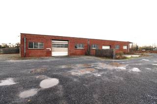 BESCHIKBAAR VOOR TIJDELIJKE VERHUUR (maximum 6 maanden)Langs de Mezegemstraat te Izegem, bij de grens met Roeselare vinden we dit bedrijfsgebouw van...