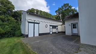 <p><strong>Prachtige, ruime villa met grote tuin te huur in Everberg</strong></p><p><br /> </p><p>Bent u op zoek naar een ruime, karaktervolle woning op een rustige en strategische toplocatie? Deze prachtig gerenoveerde villa in Everberg biedt u maar liefst 293 m² aan bewoonbare oppervlakte op een perceel van 18 are. De woning is ideaal gelegen in een rustige omgeving, maar bevindt zich toch op korte afstand van internationale scholen zoals de BSB in Tervuren (7,7 km), de Amerikaanse school in Sterrebeek (8 km), de Duitse school in Wezembeek-Oppem (7,8 km) en het centrum van Leuven (11,7 km).</p><p><br /> </p><p><strong>Indeling van de woning:</strong></p><p><br /> </p><ul><li>De gezellige woonkamer is voorzien van een parketvloer en een open haard. Daarnaast is er een ruime eetkamer en een volledig ingerichte keuken met ontbijthoek. Verder vindt u op de begane grond een handig bureau en een berging/wasruimte.</li><li>Er zijn 4 ruime slaapkamers, afgewerkt met massief parket. De woning beschikt daarnaast over een badkamer, een aparte douchekamer en in totaal 3 toiletten verspreid over de woning.</li><li>De woning is deels onderkelderd, heeft een zolder en biedt een garage met plaats voor een wagen en extra berging. Parkeerruimte voor twee wagens buiten.</li></ul><p><br /> </p><p>Geniet van de tuin van +/- 18 are, voorzien van een terras. </p><ul><li>De woning werd in 2009 gerenoveerd.</li><li>Voorzien van dubbele PVC-beglazing, een alarmsysteem en een intercom.</li><li>Centrale verwarming op stookolie (Viessmann ketel uit 2009).</li><li>Energieprestatiecertificaat (EPC): Label D (393 kWh/m² jaar).</li><li>Jaarlijkse kost van 50% van de premie voor de brandverzekering.</li><li><p>Onmiddelijk beschikbaar</p><p><br /> </p></li></ul><p>Mis deze unieke kans niet!!</p><p>Bekijk ons volledig aanbod op www.ap-p.be</p>