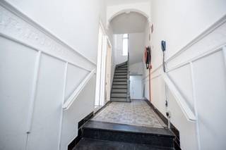 <h2><span>Karaktervolle herenwoning met 8 kamers in het historische hart van Brugge</span></h2>
<p><span>Op een uitzonderlijke toplocatie in het historische centrum van Brugge bevindt zich deze ruime en karaktervolle herenwoning. Gelegen in de rustige Pijperstraat, tussen de Onze-Lieve-Vrouwekerk en de Sint-Salvatorskathedraal en recht tegenover het Bisdom, geniet u hier van een unieke combinatie van rust, charme en een bruisende stadsomgeving. Winkels, gezellige horecazaken, musea en alle troeven van de Brugse binnenstad bevinden zich op wandelafstand.</span></p>
<p><span>De woning beschikt over maar liefst </span><strong><span>acht volwaardige kamers</span></strong><span>, elk voorzien van een eigen wastafel. Daarnaast zijn er twee toiletten en een gemeenschappelijke douche aanwezig. Dankzij deze indeling werd het pand in het verleden uitgebaat als studentenhuis/kamerwoning, wat meteen ook de veelzijdigheid en het ruime potentieel van deze eigendom benadrukt. Elke kamer is afzonderlijk toegankelijk en uitgerust met een branddeur.</span></p>
<p><span>Ook technisch verkeert de woning in een degelijke staat. Zo beschikt het pand over een </span><strong><span>conforme elektrische installatie</span></strong><span>, een </span><strong><span>recente gasgestookte centrale verwarmingsketel</span></strong><span> en werd het </span><strong><span>dak recent geïsoleerd</span></strong><span>, wat bijdraagt aan een betere energieprestatie.</span></p>
<p><span>Op het vlak van brandveiligheid is de woning eveneens uitstekend uitgerust met een brandalarm, brandhaspels, noodverlichting, pictogrammen en een brandtrap die dienstdoet als tweede evacuatieweg op iedere verdieping.</span></p>
<p><span>Deze eigendom biedt een unieke kans voor investeerders, ontwikkelaars of wie op zoek is naar een karaktervolle stadswoning met tal van mogelijkheden. De combinatie van een absolute topligging, een solide technische basis en een flexibele indeling maakt van dit pand een bijzonder interessante investering in het hart van Brugge.</span></p>