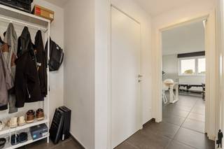Op zoek naar een <strong>bijzonder </strong>ruim appartement met een moderne uitstraling en een <strong>hoogwaardige </strong>afwerking? Deze stijlvolle <em>duplex </em>uit 2015 combineert comfort, licht en ruimte op een absolute toplocatie in Beveren-Waas. Dankzij de grote raampartijen geniet het appartement van een overvloed aan natuurlijke lichtinval en een aangename woonbeleving. Bovendien beschikt het pand over een gunstig EPC-label <strong>A</strong>, wat garant staat voor <strong>energiezuinig </strong>wonen.<br /><br />De duplex bevindt zich in een rustige, <strong>landelijke </strong>omgeving, terwijl het centrum van Beveren toch vlakbij ligt. Een ideale combinatie van rustig wonen en een vlotte bereikbaarheid van winkels, scholen en verbindingswegen.<br /><br />Indeling benedenverdieping<br />- Ruime en lichtrijke leefruimte<br />- <strong>Moderne </strong>keuken voorzien van alle comfort<br />- Badkamer met bad op de benedenverdieping<br />- 2 praktische <strong>bergingen</strong><br />-Gezellig <strong>terras </strong>om volop van het buitenleven te genieten<br />-<strong>Carport inbegrepen in de prijs!</strong><br /><br />Indeling bovenverdieping<br />- 3 volwaardige slaapkamers<br />- <strong>Tweede </strong>badkamer op de bovenverdieping<br /><br />Extra troeven<br />- <strong>Topligging </strong>in Beveren-Waas<br />- Rustige, landelijke ligging vlakbij het centrum<br />- Bouwjaar 2015<br />- Centrale verwarming op <strong>gas</strong><br />- Luxueus afgewerkt<br />- <strong>Moderne </strong>architectuur en uitstraling<br />- EPC-label <strong>A</strong><br /><br />Een instapklaar en stijlvol duplexappartement waar ruimte, comfort en energiezuinigheid perfect samenkomen. Ideaal voor wie op zoek is naar modern wonen op een rustige locatie, met alle voorzieningen binnen handbereik.
