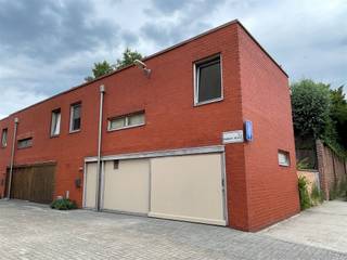 <p><span>Mooi en rustig gelegen moderne woning aan een stadspark met in de buurt winkels, scholen en op wandelafstand van het centrum van Kortrijk.  Inkom, ruime living, open keuken, grote binnentuin met tuinhuis en uitgang op de zijkant, wasplaats, ruime garage met extra douche en toilet, toilet, berging, 3 slaapkamers en nieuwe badkamer.  De volledige woning is voorzien van opbergkasten.   Regenwaterput.  Bouwjaar 2001.  Epc 251 kWh/m² uc 3219479-RES-1.  Voor info of bezoek, bel 056.21.58.00 of www.immo-lvb.be. </span></p>