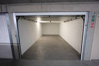 Zeer ruime garagebox te koopDeze ruime garagebox heeft een oppervlakte van ca. 18 m² (3,1 m x 5,7 m) en is ideaal voor het parkeren van een wagen...