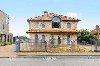 <p>VILLA EXCLUSIVE AVEC VUE PANORAMIQUE À SINT-NIKLAAS</p><p>Cette majestueuse maison de maître située à Sint-Niklaas est un véritable joyau pour les familles en quête d’espace, de confort et d’équipements modernes. Avec une surface habitable de 303 m² et un terrain de 913 m², cette propriété offre de nombreuses possibilités pour une vie agréable.</p><p>AGENCEMENT ET ESPACE</p><p>La propriété dispose de quatre chambres spacieuses, idéales pour une famille qui s'agrandit ou pour aménager un bureau à domicile. Avec deux salles de bains luxueuses, le confort et l'intimité sont garantis pour tous les occupants. Le salon et la salle à manger ouverts constituent le cœur de la maison, avec de grandes baies vitrées donnant sur la campagne environnante. Cet espace respire l’élégance et la lumière, parfait tant pour la vie quotidienne que pour recevoir des invités.</p><br /><hr /><p>CUISINE ET ÉQUIPEMENTS MÉNAGERS</p><p>La cuisine intégrée est équipée d’appareils électroménagers en acier inoxydable haut de gamme, dont un double four encastré et un plan de travail entièrement équipé. Avec ses nombreux rangements et son îlot central, cette cuisine est un véritable paradis pour les amateurs de cuisine.</p><p>CONFORT ET BIEN-ÊTRE</p><p>Les deux salles de bains sont luxueusement aménagées avec des baignoires à remous, des douches à effet pluie design et des sèche-serviettes chauffants, créant ainsi une ambiance digne d’un spa. La chambre principale dispose d’une salle de bains attenante séparée et très spacieuse, dotée de portes-fenêtres pliantes donnant sur un espace extérieur privé.</p><p>ÉQUIPEMENTS PRATIQUES</p><p>Le garage attenant offre suffisamment d’espace pour au moins deux véhicules et dispose d’une borne de recharge pour véhicules électriques. Cela séduira immédiatement les propriétaires modernes et soucieux de l’environnement.</p><br /><hr /><p>ESPACE EXTÉRIEUR</p><p>Le terrain comprend un jardin entièrement pavé avec un coin salon, idéal pour la détente et la vie en plein air. L'emplacement garantit une grande intimité avec vue sur les prairies et le paysage typique de la région.</p><p>EMPLACEMENT ET ACCESSIBILITÉ</p><p>Cette propriété bénéficie d’un emplacement stratégique à Sint-Niklaas, à proximité immédiate du centre-ville et avec un accès facile aux transports en commun. Les écoles, les commerces et les équipements de loisirs sont à portée de main.</p><p>Il s'agit d'une occasion unique de profiter d'un cadre de vie somptueux dans un environnement rustique.</p>