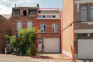 Bent u op zoek naar een instapklare woning waar comfort, ruimte en een uitstekende ligging samenkomen? Dan is deze prachtig gerenoveerde woning in de Schijfstraat 69 te Mechelen zeker een bezoek waard.<br />De woning werd in 2017 volledig gerenoveerd en verkeert in uitstekende staat. Dankzij het EPC-label C en een conforme elektrische keuring bent u verzekerd van een energiezuinige en zorgeloze aankoop.<br />Op het gelijkvloers bevindt zich een uitzonderlijk ruime garage met plaats voor twee wagens, aangevuld met toegang tot een gezellige stadstuin. Hier geniet u van een aangenaam groot terras, ideaal om te ontspannen of gasten te ontvangen.<br />De leefruimte op de eerste verdieping is licht en sfeervol ingericht en sluit aan op een tweede terras, waar u volop kunt genieten van de avondzon. Een heerlijke extra troef voor gezellige zomeravonden.<br />Op de tweede verdieping bevinden zich twee comfortabele slaapkamers en een moderne badkamer, waardoor de woning perfect geschikt is voor koppels, jonge gezinnen of wie op zoek is naar een stijlvolle stadswoning.<br />Dankzij de uitstekende ligging bevindt u zich op korte afstand van winkels, scholen, openbaar vervoer en het bruisende centrum van Mechelen.<br /><br />Troeven op een rij:<br />✅ Volledig instapklaar<br />✅ Totaal gerenoveerd in 2017<br />✅ EPC-label C<br />✅ Conforme elektrische keuring<br />✅ Ruime garage voor 2 wagens + oprit voor 1 wage<br />✅ Gezellige stadstuin met groot terras<br />✅ Extra terras aan de leefruimte met avondzon<br />✅ 2 slaapkamers en badkamer<br />✅ Uitstekende ligging nabij het centrum van Mechelen<br /><br />Deze woning combineert de charme van stadswonen met hedendaags comfort en praktische troeven. Een unieke kans voor wie zonder renovatiewerken wil verhuizen naar een kwalitatieve woning op een toplocatie.<br /><br />Voor interactieve grondplannen met foto’s, ga naar www.wijns.be en klik op de knop “virtueel bezoek”.<br />Info &amp; afspraak:  ☎ 0473/33 33 10   ✉ geoffry@wijns.be