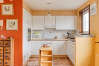 Ontdek deze piekfijn onderhouden bel-étage met 3 SLAAPKAMERS + bureau, zuidgerichte TUIN én GARAGE op een rustige locatie te Wenduine...