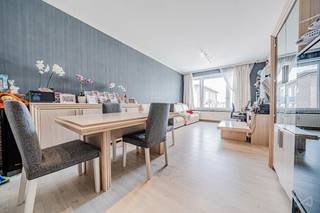 🏢 TE KOOP – Appartement met 2 slaapkamers op de bovenste verdieping + kelder – Jette (97 m²)<br />📍 Boulevard de Smet de Naeyer 290 – Gegeerde ligging<br /><br />We Invest stelt u dit mooie appartement met 2 slaapkamers voor, gelegen op de laatste verdieping van een verzorgde en goed beheerde mede-eigendom, in het hart van een geliefde buurt in Jette.<br /><br />De Boulevard de Smet de Naeyer biedt een ideale leefomgeving, met een perfecte mix van groen, stedelijke dynamiek en bereikbaarheid. In de onmiddellijke omgeving vindt u openbaar vervoer (metro, tram, bus), winkels, scholen, parken en belangrijke verkeersassen. <br /><br />🛋️ Indeling van het appartement:<br />🔹 Een lichte woonkamer<br />🔹 Een eetruimte<br />🔹 Een afgesloten keuken<br />🔹 Een berging<br />🔹 Een afzonderlijk toilet<br />🔹 Een badkamer<br />🔹 Twee slaapkamers, waarvan één ruime van 16 m²<br /><br />Het appartement is in algemeen goede staat en goed onderhouden, maar een kleine verfrissing kan het geheel weer helemaal up-to-date brengen.<br /><br />🔋 EPC: G<br />⚡ Elektriciteit conform<br />🧱 Privatieve kelder inbegrepen<br />🚗 Mogelijkheid om de huur van een afgesloten garagebox over te nemen<br />💰 Gemeenschappelijke kosten: €150/maand (onderhoud gemeenschappelijke delen, syndicus, enz.)<br /><br />📌 De koper kan ook genieten van een aanvullend abattement op de registratierechten (onder voorwaarden – contacteer ons voor meer informatie).<br /><br />📞 Voor meer info of om een bezoek te regelen, contacteer ons gerust op 02 315 77 22 of via e-mail op maxime.l@weinvest.be