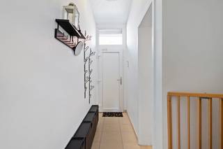 Deze supertoffe gezinswoning is gelegen op wandelafstand van het bruisende centrum van Kapellen. Winkels, scholen en openbaar vervoer bevinden zich allen in de nabije omgeving, maar toch is deze woning lekker rustig gelegen. Deze instapklare woning werd bovendien in 2023 uitgerust met 9 zonnepanelen. U komt de woning binnen via de aparte inkomhal met praktische vestiaire-hoek. Vanuit de hal komt u rechtstreeks in de open leefruimte, opgedeeld in een zithoek vooraan en een eethoek met een volledig uitgeruste open keuken achteraan. Verder beschikt de gelijkvloers verdieping nog over een nette badkamer en een bergruimte onder de trap. Op de eerste verdieping kan u nog 3 slaapkamers terugvinden. Een zolderluik in de tweede slaapkamer geeft toegang tot een handige bergzolder. Het totale perceel heeft een oppervlakte van 130m². Het tuintje met verhard terras is een heel fijn plekje om buiten van de zon te kunnen genieten.