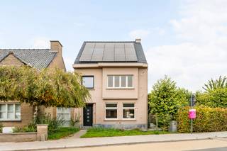 <span>Deze instapklare halfopen woning is gelegen nabij het centrum van Staden.<br /><br /><span>De indeling van de woning is als volgt: </span><br />Op het gelijkvloers: inkom, lichtrijke woonkamer, geïnstalleerde keuken (mét zicht op de tuin), badkamer, slaapkamer, ruime berging/wasplaats. Er is eveneens een kelder. <br />Op het eerste verdiep: 3 slaapkamers (waarvan 1 met dressing) en een luxueus afgewerkte badkamer. <br /></span>Bovendien is er een vaste trap naar de zolder (extra kamer mog.)<br /><br />De woning beschikt ook over een tuin, grote oprit, garage en carport.<br /><br /><span>PLUSPUNTEN:</span><br /><span>- 5 SLAAPKAMERS MOGELIJK<br /></span>- EPC LABEL C<br />- VEEL PARKEERMOGELIJKHEDEN <br />- GLV WONEN MOGELIJK