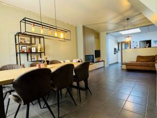 Deze gezellige, te renoveren woning gelegen in het aangename Nieuwkerken-Waas, beschikt op het gelijkvloers over een ruime woonkamer met een...