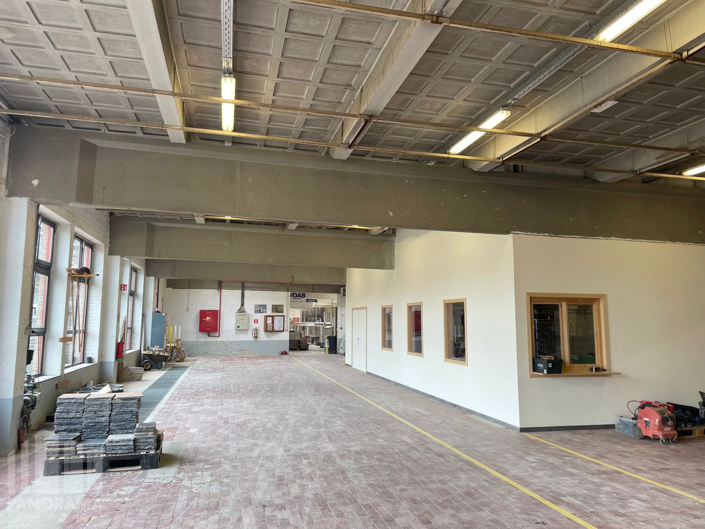 Functioneel bedrijfsgebouw bestaande magazijn met kantoren - foto 4