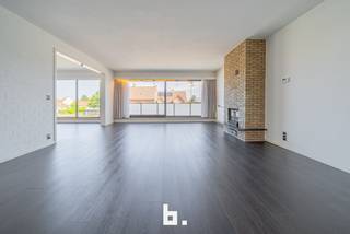 Op een centrale ligging te Sint-Michiels bevindt zich dit ruim 2 slaapkamer appartement nabij invalswegen, scholen en warenhuizen. Indeling is...