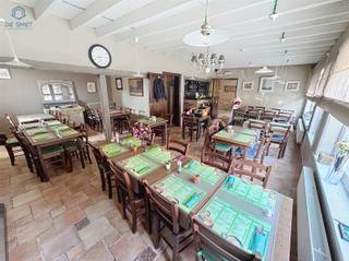 UNIEK HANDELSPAND MET WOONST, RUIME FEESTZAAL, ZONNIG TERRAS EN TUIN INSTAPKLAAR EN VEELZIJDIG!Op zoek naar een perfecte combinatie van wonen én...