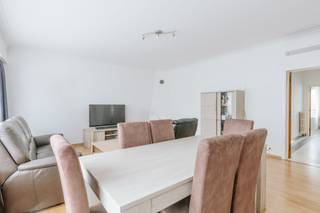 <p>Op een zucht van <strong>De Bist</strong> en in het bruisende hart van Wilrijk ontdekken we dit ruime en lichtrijke appartement, gelegen op de <strong>derde verdieping</strong> van een verzorgde residentie. Dankzij de centrale ligging bevinden <strong>winkels, openbaar vervoer, horeca, scholen en parkjes</strong> zich op wandelafstand.</p><p>Bij het betreden van de centraal gelegen inkomhal valt onmiddellijk het open en luchtige karakter van het appartement op. Aan de straatzijde bevindt zich de <strong>praktische keuken</strong>, voorzien van voldoende opbergruimte en aansluitingen voor wasmachine en droogkast.</p><p>Aansluitend vind je de <strong>ruime leefruimte</strong>, waar grote raampartijen zorgen voor aangename lichtinval en verschillende indelingsmogelijkheden bieden.</p><p>Centraal in het appartement ligt de badkamer en een eerste <strong>ruime slaapkamer</strong>. Achteraan bevindt zich de tweede, eveneens volwaardige slaapkamer, die toegang biedt tot een extra kamer die momenteel wordt benut als <strong>bergruimte</strong>—ideaal als stockageruimte, dressing of hobbykamer.</p>