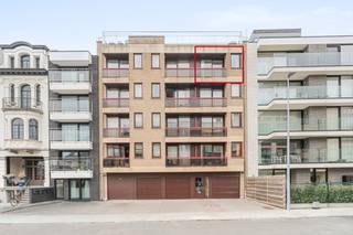 <strong>Wenduine: ruim en lichtrijk appartement te koop te Wenduine met 3 slaapkamers en een garagebox!</strong><br /><br />Bent u op zoek naar een ideaal vakantieverblijf, een slimme investering of een comfortabele plek om te wonen. Dit 3 slaapkamer appartement, gelegen in residentie Ruytingen op slechts 150m van de zee en van het centrum van Wenduine is precies wat u zoekt.<br /><br /><strong>Indeling</strong><br />Via de inkomhal komt u in de royale woonkamer van maar liefst 35 m², met aansluitend een open keuken. Dankzij de grote raampartijen baadt de leefruimte in het natuurlijke daglicht en geniet u van een aangenaam ruimtelijk gevoel.Vanop het terras kunt u genieten van een mooi lateraal zeezicht en een aangenaam uitzicht over de residentiële wijk van Wenduine. Het slaapgedeelte omvat twee bijzonder ruime slaapkamers met ingemaakte kasten en een derde, kleinere slaapkamer. Twee van de slaapkamers geven rechtstreeks uit op het zonneterras aan de achterzijde, waar u in alle rust van de zon kunt genieten. Het appartement beschikt verder over een badkamer, een praktische berging en een afzonderlijk toilet. Daarbij is een inpandige garagebox in de residentie inbegrepen in de prijs.
<p><br /><strong>Troeven</strong></p>
<ul><li>Goede investering dankzij succesvolle vakantieverhuur</li><li>Garagebox </li><li>3 slaapkamers</li><li>2 terrassen</li></ul>
Meer informatie? Contacteer Ilse op het nummer 0456/ 96 04 61<br /><br />