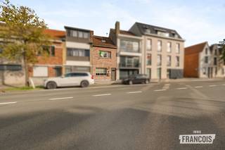 Op zoek naar een moderne, lichtrijke woning in Sint-Andries? Deze instapklare rijwoning combineert hedendaags wooncomfort met een aangename buitenruimte en een uitstekende ligging nabij de Expresweg.<br /><br />Met een bewoonbare oppervlakte van 135 m² biedt deze woning alle ruimte voor een comfortabel gezinsleven. De leefruimtes genieten van een aangename lichtinval en vormen een uitnodigende thuis. Op het gelijkvloers bevindt zich de badkamer, terwijl de drie volwaardige slaapkamers boven voor voldoende privacy zorgen.<br /><br />Achteraan wacht een gezellige zuidoost gerichte tuin met terras en tuinhuis, ideaal om op zonnige dagen heerlijk buiten te genieten. De woning werd bovendien voorzien van een vernieuwd plat dak in 2025 en beschikt over een gloednieuwe pellet kachel waarmee de woning zo goed als volledig verwarmd kan worden. Parkeergelegenheid is in de nabije omgeving voldoende beschikbaar.<br /><br />De ligging in Sint-Andries, nabij de Expresweg, zorgt voor een vlotte verbinding en maakt deze woning interessant voor wie dicht bij de stad wil wonen met belangrijke verbindingswegen binnen handbereik. Wil je deze eigendom zelf ontdekken? Vraag vandaag nog je bezoek aan bij Immo Francois. Milan helpt je graag verder in Sint-Andries, Sint-Michiels en Varsenare.<br /><br />Denk je eraan om je woning te verkopen? Neem vrijblijvend contact op met Milan van Immo Francois in Oostkamp voor een gratis schatting via milan@immofrancois.be.<br /><br />