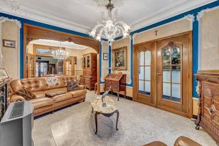 <p>Voor meer info of een bezoek, bel 054 69 39 39 - <strong>Prachtig herenhuis met art deco accenten</strong> nabij het centrum van Geraardsbergen. Op het gelijkvloers bevindt zich de ruime inkomhal die toegang geeft tot de living, de eetplaats, de keuken, de trappenhal, <strong>de kelder</strong> en het salon, elk met een aparte deur. Vanuit de inkomhal bereikt u links het salon, gescheiden van de eetplaats door <strong>een prachtige houten deurpartij met geslepen glas</strong>. Aansluitend bevinden zich de keuken, de badkamer en <strong>de veranda, met toegang tot een kleine stadstuin en een bijgebouw</strong> (gelijkvloers en eerste verdieping, elk ca. 11 m²), ideaal als hobbyruimte. Op de eerste verdieping zijn er<strong> twee ruime slaapkamers, waarvan één met terras aan de straatzijde in natuursteen.</strong> De gang en de nachthal zijn voorzien van ingebouwde kasten. Via een tussenverdiep bereikt u de tweede verdieping met de nachthal en opnieuw <strong>twee volwaardige slaapkamers</strong>. Een vaste trap leidt naar <strong>de inrichtbare zolder</strong>. Deze charmante woning onderscheidt zich door haar architecturale accenten, ruime kamers en centrale ligging nabij het centrum van de Oudenbergstad. Na de nodige (energetische) renovatie vormt dit pand een unieke thuis met veel potentieel.</p>