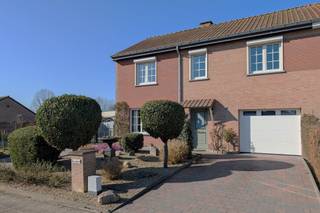 <p><span>Deze instapklare woning met 4 slaapkamers ligt in een rustige woonwijk aan de Frayenhofstraat te Lanaken. De woning is altijd goed onderhouden en heeft de afgelopen 11 tot 12 jaar heel wat vernieuwingen gekend. Zo heeft de eigenaar o.a. de badkamer, ramen, deuren, klinkers en het dak vernieuwd. Daarbij werd de woning voorzien van airco's en een pelletkachel. Op enkele minuten van de woning vindt u wandelgebieden, een school, bushaltes en supermarkten/winkels terug. Tot slot heeft de woning een goede bereikbaarheid met omliggende (deel)gemeentes en Maastricht (NL).</span></p><p><span> </span></p><p><span>Pluspunten van de woning: </span></p><p><span>- Rustige woonwijk te Lanaken met wandelgebieden, een school, bushaltes en supermarkten/winkels in de nabije omgeving;</span></p><p><span>- omliggende (deel)gemeentes en Maastricht (NL) makkelijk te bereiken;</span></p><p><span>- vernieuwingen: badkamer, raampartijen, deuren, klinkers, dak, airco's, pelletkachel ...;</span></p><p><span>- de woning telt 4 slaapkamers; </span></p><p><span>- zolderruimte aanwezig;</span></p><p><span>- de eigenaar voorziet een conform keuringsverslag elektriciteit; </span></p><p><span>- elektrische rolluiken op gelijkvloers;</span></p><p><span>- parkeermogelijkheden: twee opritten, carport en garage met sectionale poort.</span></p><p><span> </span></p><p><span>Wilt u de woning bezoeken of wenst u meer informatie te ontvangen? Neem dan gerust contact op via Mike@jemar.be of 0487 96 38 96.</span></p>