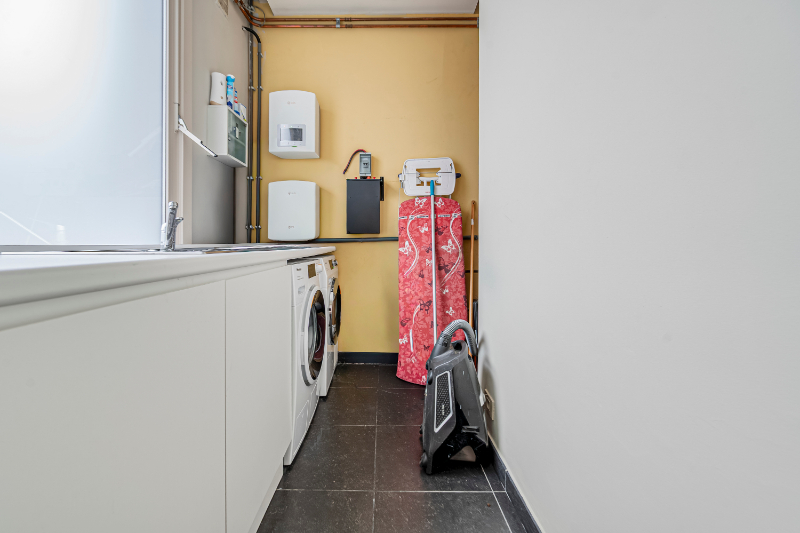 SUPER LEUKE GEZINSWONING MET TUIN EN 4 SLPK GELEGEN VLAK AAN EEN PLEIN - foto 3