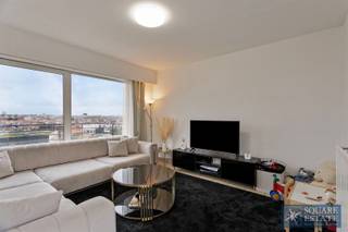 <p><span>Cet élégant Penthouse de 100m², se trouvant dans un immeuble doté d'un ascenseur, est situé à Molembeek-Saint-Jean.</span></p><p><span>Baigné de lumière naturelle, cet appartement offre un hall d'entrée, un spacieux séjour, une cuisine équipée, deux chambres à coucher, une salle de bain, une toilette,  une grande terrasse avant de plus de 100 m² ainsi qu'une grande terrasse arrière de 30 m² ;  le tout faisant le tour à 80% de l'appartement. </span></p><p><span>Il y a également la possibilité d'acquérir un garage pour 30.000 euros.</span><span> </span></p><p><span>Pour plus d'informations ou organiser une visite, veuillez contacter Square Estate à <span>info@square-estate.be</span></span><span> ou au 02/460.42.01</span></p>