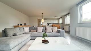 <p>Gelegen aan de Guldensporenlaan in Houthalen-Helchteren bieden wij dit ruime en praktisch ingedeelde appartement met 2 slaapkamers te koop aan. Het appartement bevindt zich op de eerste verdieping van een residentie met lift en beschikt bovendien over een ondergrondse autostaanplaats en een aparte privatieve berging.</p>
<p>Dankzij de centrale ligging, de aangename leefruimtes en de mogelijkheid om het appartement verder naar eigen smaak te moderniseren, is dit een interessante opportuniteit voor zowel eigen bewoning als investering.</p>
<p>Via de inkomhal betreedt u het appartement. De ruime woonkamer geniet van veel natuurlijke lichtinval en biedt voldoende plaats voor zowel een gezellige zithoek als een volwaardige eetruimte. Aansluitend bevindt zich de open keuken, waardoor keuken en leefruimte mooi met elkaar verbonden zijn.</p>
<p>Vanuit de leefruimte heeft u toegang tot het gezellige terras/balkon aan de voorzijde, waar u rustig kunt genieten van de buitenlucht.</p>
<p>Verder beschikt het appartement over twee volwaardige slaapkamers, een badkamer en de nodige bergruimte. De praktische indeling zorgt ervoor dat elke vierkante meter optimaal benut wordt.</p>
<p>Het appartement geniet van een zeer centrale ligging in Houthalen-Helchteren, op wandelafstand van het centrum. Winkels, supermarkten zoals Carrefour, scholen, horeca, openbaar vervoer en de sporthal bevinden zich allemaal in de nabije omgeving.</p>
<p>Ook op vlak van bereikbaarheid is de ligging uitstekend. De E313 en E314 bevinden zich op minder dan 1,5 km, waardoor steden zoals Hasselt, Genk en omliggende gemeenten vlot bereikbaar zijn.</p>
<p>Pluspunten</p>
<p>-2 ruime slaapkamers</p>
<p>-Lichtrijke en ruime woonkamer</p>
<p>-Open keuken</p>
<p>-Ondergrondse autostaanplaats</p>
<p>-Lift aanwezig in het gebouw</p>
<p>-Centrum op wandelafstand</p>
<p>-Winkels, scholen, horeca en sportfaciliteiten vlakbij</p>
<p>-E313 en E314 op minder dan 1,5 km</p>
<p>Maatregelen opgenomen in het Maatregelenregister: nee</p>
<p>Een bezichtiging ter plaatse of meer info, bel ons op 078/78.78.70, of kom gewoon binnen op ons kantoor, steeds welkom!</p>