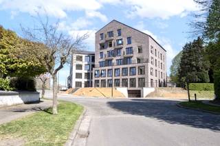 Laatste 6 appartementen! Dit modern nieuwbouwproject ROOTS is rustig gelegen met zicht op groen, op wandelafstand van het station en het CENTRUM. Aangename terrassen en/of tuinen, lichtrijke leefruimtes met open geïnstalleerde keukens, volledige afwerking, en zo goed als opleverklaar. Ondergrondse parkeerplaatsen en bergingen. Bijna-energieneutraal (max E30): vloerverwarming voorzien. Wenst u het modelappartement te bezichtigen: guido@immobeguin.be