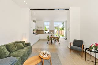 <p>TOPPER! VOLLEDIG GERENOVEERDE WONING met 5 SLK en aangelegd TERRAS + TUIN! Rustig doch centraal gelegen in MOEN! INDELING: inkom met apart toilet, lichtrijke leefruimte met open volledig geïnstalleerde keuken en praktische berging. Op de eerste verdieping bevinden zich de overloop, badkamer (dubbele lavabo, toilet en inloopdouche) en 3 ruime slaapkamers. Op de 2e verdieping bevinden zich de overloop, dressing en 2 ruime slaapkamers. Aangename tuin en aangelegd TERRAS! TROEVEN: volledig gerenoveerd, 10 ZONNEPANELEN, geïsoleerd DAK, CONFORME ELEKTRICITEIT, DUBBELE BEGLAZING, centrale verwarming op aardgas. Bezoek na afspraak met IMMO BEGUIN: info@immobeguin.be</p>