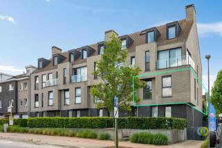<p><span>Op de eerste verdieping van een recent gebouw met lift bevindt zich dit instapklare appartement, ideaal voor een alleenstaande of een startend koppel.<br />De absolute troef van het appartement is het ruime, zuidwest georiënteerde terras (19m²) gelegen aan de achterzijde, bereikbaar vanuit de woonkamer en de open keuken. Hier geniet je in alle rust van de namiddag- en avondzon. Voor extra comfort is het schuifraam aan de woonkamer uitgerust met elektrische rolluiken.<br />De twee slaapkamers zijn compact, maar lichtrijk. De tweede kamer leent zich perfect als bureau of hobbyruimte voor wie regelmatig van thuis uit werkt. Verder beschikt het appartement over een praktische berging met aansluiting voor een wasmachine en droogkast, alsook een kelder. De ligging is bovendien uitstekend: openbaar vervoer bevindt zich vlak voor de deur en zowel de Brusselse Ring als de invalswegen naar Brussel zijn in minder dan vijf minuten bereikbaar. Indien gewenst kan er in de ondergrondse garage een staanplaats bij gehuurd worden. <br />Onmiddellijk beschikbaar.<br />Provisie lasten: 100€/maand (gemeenschappelijke kosten).</span></p>
