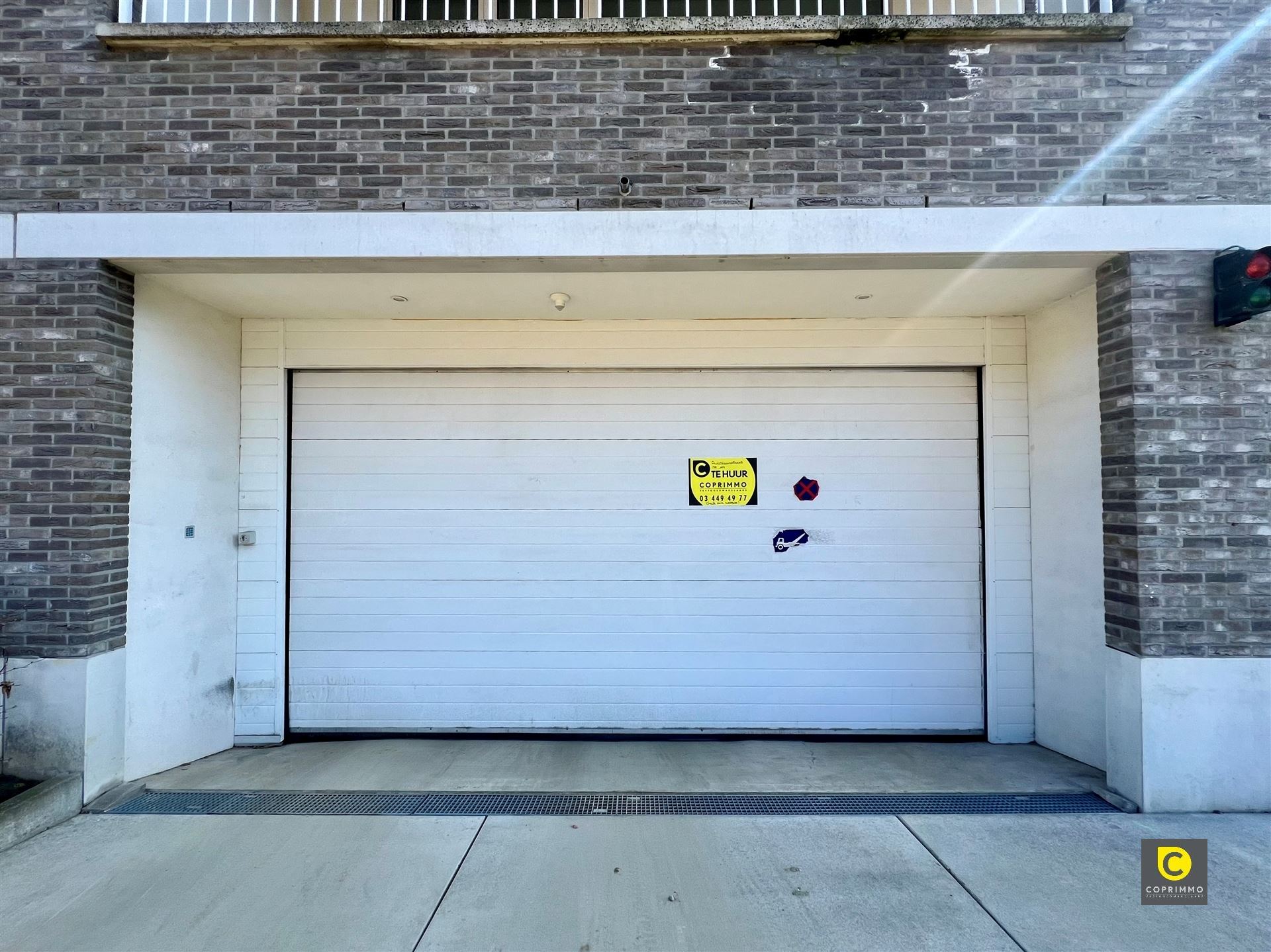 Te huur: Ondergrondse autostaanplaats te Berchem! - foto 1