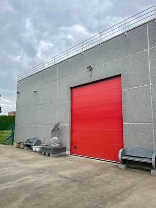 <span>Located on Chaussée de Mons in Rebecq, this mixed-use building offers an ideal opportunity to combine business and residential use.</span><br /><br /><span>Features:</span><br /><span>Land: ± 3,157 m²</span><br /><span>Showroom ± 435 m² + workshop ± 435 m²</span><br /><span>Offices / mezzanine (± 320 m²)</span><br /><span>Spacious apartment with terrace (approx. 310 m²)</span><br /><span>Approx. 15 parking spaces</span><br /><span>Highlights:</span><br /><span>✔ Excellent visibility on a busy thoroughfare</span><br /><span>✔ Easy access</span><br /><span>✔ Ideal for self-employed professionals, SMEs, or investors</span><br /><span>✔ Multiple potential uses</span><br /><br /><span>📞 A rare opportunity—don’t miss out! Contact us to schedule a tour.</span>
