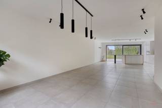 <p><span>Maison neuve moderne et économe en énergie au cœur de Wakken. </span></p><p><span> </span></p><p><span>Vous êtes à la recherche d'une maison élégante au confort contemporain ? Cette belle maison neuve, située près du centre de Wakken, allie qualité, espace et efficacité énergétique. Les magasins, les écoles, les boulangeries et le domaine provincial de Baliekouter sont accessibles à pied. </span></p><p><span> </span></p><p><span>AGENCEMENT : </span></p><p><span>Rez-de-chaussée : hall d'entrée - spacieux séjour/salon avec cuisine ouverte entièrement équipée avec îlot de cuisson - débarras/buanderie pratique - toilettes séparées - jardin spacieux avec terrasse et espace de rangement supplémentaire - garage avec porte sectionnelle</span></p><p><span>1er étage : 3 chambres spacieuses - dressing ou espace de rangement supplémentaire - toilettes séparées - salle de bains avec douche à l'italienne et double lavabo - escalier fixe menant au 2ème étage</span></p><p><span>2ème étage : 2 chambres mansardées/technique</span></p><p><span> </span></p><p><span>Avantages</span></p><ul><li><span>Finition durable et de haute qualité avec une excellente isolation pour une faible consommation d'énergie </span></li><li><span>Chauffage par le sol - chaudière à gaz à condensation - système de ventilation de type C+ - panneaux solaires </span></li><li><span>Propriété entièrement peinte et équipée de luminaires</span></li><li><span>Grand jardin dans un environnement verdoyant et paisible</span></li><li><span>Garage avec porte sectionnelle </span></li></ul><p><span> </span></p><p><span>Si vous souhaitez plus d'informations ou une visite, veuillez contacter Ellen 0474 86 04 52 ou <span>ellen@heritagevastgoed.be</span></span></p><p><span> </span></p><p><span> </span></p><p><span>Prix de location : € 1.250 par mois</span></p><p><span>Garantie de loyer : 3 mois (€ 3.750)</span></p><p><span>Frais supplémentaires : part du locataire dans la description de la propriété </span></p><p><span>Disponibilité : immédiatement libre</span></p><p><span> </span></p>