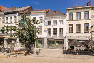 <p>Deze prachtige ruime, monumentale designloft bevindt zicht op de eerste verdieping en is bereikbaar via de trap. De loft heeft een bewoonbare oppervlakte van 170 m² en is gelegen in het historische stadscentrum van Mechelen met de Kruidtuin als directe achtertuin. Het pand beschikt over een hoogwaardige renovatiegeschiedenis waarbij het zowel structureel als esthetisch volledig heropgebouwd is naar een ontwerp van ARAS architecten. Hierbij werd er gewerkt met kwalitatieve en hoogwaardige materialen alsook werd er rekening gehouden met een optimale indeling van de ruimtes. Een enorm ruimtegevoel werd gecreëerd door grote raampartijen, een goede vormgeving en de juiste oriëntatie waarbij het behoud van authentieke elementen centraal staat. De uitzonderlijk gevelbreedte (+/- 13m) voor een woning in de binnenstad zorgt voor veel daglicht in de ruimtes, zowel op het gelijkvloers als op de verdiepingen.</p>
<p>Bij het betreden van het pand krijg je een instant wauw-gevoel door de hoge plafonds, blootgelegde bakstenen wand, eikenhouten vloeren, stalen raamprofielen, gietvloeren en een open houten dakgebinte in combinatie met modern comfort en warme materialen. De royale leef- en eetruimte zijn volledig opengetrokken waarbij de designkeuken het centrale hart vormt van de ruimte. Deze beschikt over een centraal kookeiland met geïntegreerde zitmogelijkheid en is volledig uitgerust met kasten en toestellen.</p>
<p></p>
<p>Via de grote glaspartij met openslaande deuren heeft u toegang tot een groot, dakterras (87 m²) met houten terrasplanken waar u in alle privacy en rust kan genieten.</p>
<p>Op de tweede verdieping is er een ruime nachthal met een glazen borstwering op de vide waardoor u een connectie blijft ervaren met de andere verdiepingen. Deze verdieping omvat de masterbedroom met een ensuite badkamer voorzien van een vrijstaand ligbad, lavabomeubel en een moderne stalen glaswand. Daarnaast bevinden zich hier twee extra slaapkamers (waarvan één met een authentieke bakstenen accentmuur), elk voorzien van een individuele badkamer met inloop-regendouche. Tevens uitgerust met een apart toilet en een praktische wasruimte.</p>
<p>Op de derde verdieping is er een grote, multifunctionele mezzanine gesitueerd onder het indrukwekkende, open houten dakgebinte. Deze met dakramen uitgeruste ruimte kan flexibel worden benut als vierde slaapkamer, thuiskantoor, logeerkamer of speelruimte.</p>
<p>Het gebouw omvat slechts één ander appartement, wat zorgt voor een rustige en exclusieve woonomgeving.</p>
<p>Deze woning is ideaal voor mensen die van ruimte en modern comfort houden en de aanwezigheid van zeer veel natuurlijk daglicht in hun woning cruciaal vinden. Daarnaast zorgt de locatie voor een ultieme stadsbeleving zonder in te boeten aan luxe of privacy.</p>
<p>Laat deze unieke kans niet voorbij gaan!</p>