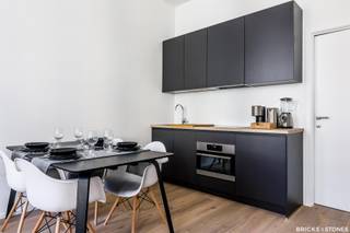 Gezellig gemeubeld appartement op de 3e verdieping van een totaal gerenoveerd gebouw.<br />Ruime zithoek op parketvloer. Open keuken voorzien van koelkast, keramische kookplaat, combi-oven en vaatwasser.<br />Ingebouwde berging met wasmachine en droogkast. Achteraan slaapkamer eveneens op parketvloer. En-suite open moderne badkamer ingericht met ruime inloopdouche, dubbele lavabo en toilet.<br /><br />Instapklaar. Gunstige EPC score. Dit appartement is vlakbij winkels, openbaar vervoer en op wandelafstand van het trendy Zuid. <br />Onkosten omvatten het poetsen van de gang en provisie op verwarming. <br /><br />Dit appartement is beschikbaar vanaf 01/04/2026.