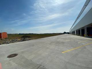 Logistieke magazijnen vanaf 3.000 m² te huur nabij de John F Kennedybaan, op amper enkele minuten rijafstand van de R4 en E17. Het betreft een grote site met verscheidene mogelijkheden. Contacteer PANORAMA voor meer inlichtingen omtrent de mogelijkheden of een vrijblijvend plaatsbezoek 09 225 09 09.