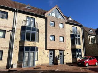 omvattende een ruime klare living, ingerichte open keuken, 3 slaapkamers, geïnstalleerde badkamer, 2 toiletten, ruime zolder, garage en terrasHP =...