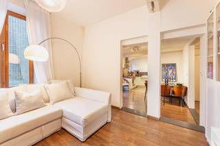 Op zoek naar een aangename en lichtrijke thuis op een absolute toplocatie? Dit charmante hoekappartement van ca. 61 m² bevindt zich in de Sint-Barbarastraat 2, midden in het centrum van Leuven. Dankzij de vele raampartijen geniet het appartement van een bijzonder fijne lichtinval en een warme, huiselijke sfeer. Het appartement beschikt over een gezellige leefruimte met plaats voor zowel een salon als een bureauhoek. Aansluitend vindt u de eetruimte en de geïnstalleerde keuken. Verder zijn er een volwaardige, afzonderlijke slaapkamer, een ruime badkamer met douche, lavabo en toilet, en een praktische aparte berging. De centrale ligging vormt een absolute troef: winkels, horeca, openbaar vervoer, universiteitsgebouwen en alle voorzieningen van de Leuvense binnenstad bevinden zich op wandelafstand. Toch biedt het appartement binnen de nodige rust en privacy. Het appartement wordt onbemeubeld verhuurd en is beschikbaar vanaf 1 augustus 2026. Voor de gemeenschappelijke kosten wordt een vaste bijdrage van €30 per maand aangerekend. Minimumduur contract bedraagt 3 jaar. Wenst u graag een bezoek of extra informatie? Aarzel dan zeker niet contact op te nemen via info@homies.be of 016 15 37 11.