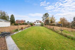 <p>Te koop: volledig gerenoveerde, energiezuinige halfopen woning in Rotselaar, met ruime garage, sauna en een prachtige tuin.</p>

<p> </p>

<p>Deze charmante woning uit 1948 werd volledig vernieuwd en voldoet aan de hedendaagse energie-eisen (EPC-label A). Gelegen aan de Aarschotsesteenweg, geniet u hier van een rustige woonomgeving met alle voorzieningen in de buurt. De combinatie van een ruime garage met extra parkeermogelijkheden, een ontspannende sauna en een grote, zonnige tuin maakt dit huis bijzonder aantrekkelijk voor gezinnen en levensgenieters.</p>

<p> </p>

<p>Belangrijkste ruimtes:<br />• Gezellige woonkamer met veel lichtinval<br />• Moderne keuken met alle nodige voorzieningen<br />• 4 comfortabele slaapkamers<br />• 2 badkamers, praktisch ingedeeld<br />• Groot terras met zicht op de tuin<br />• Ruime garage en extra parkeerruimte<br />• Tuinhuis voor extra opslag<br />• Grote tuin ideaal voor ontspanning en spel</p>

<p> </p>

<p>Troeven:<br />• Volledig gerenoveerde energiezuinige woning (EPC A)<br />• Ruime garage, parkeermogelijkheden en sauna<br />• Grote tuin van 1060 m²</p>

<p> </p>

<p>Neem vandaag nog contact op met uw ERA-makelaar voor een bezoek.</p>

<p> </p>

<p>JOUW DROOMHUIS. ZO GEVONDEN!</p>