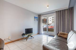 Dit <strong>goed</strong> <strong>onderhouden</strong> appartement bevindt zich in de gegeerde residentie 'Duinenveld 1B' te Nieuwpoort-Bad.<br />Dankzij de <strong>uitstekende</strong> <strong>ligging</strong> is praktisch alles op wandelafstand bereikbaar.<br /><br />De indeling is als volgt:
<ul>
	<li>Inkomhal;</li>
	<li><strong>Gezellige</strong> <strong>leefruimte</strong> met schuifraam naar het terras;</li>
	<li>Open, volledig ingerichte keuken met o.a. vaatwas;</li>
	<li><strong>Ruim</strong> <strong>terras</strong> uitgevend op de Franslaan;</li>
	<li><strong>Volwaardige</strong> <strong>slaapkamer</strong> met dubbel bed en muurkasten;</li>
	<li>Apart toilet;</li>
	<li>Badkamer met wastafel en ligbad.</li>
</ul>
Extra troeven:

<ul>
	<li>Kelderberging <strong>inbegrepen</strong> bij aankoop;</li>
	<li>Topligging;</li>
	<li>Vloerverwarming.</li>
</ul>
<br />Benieuwd? Aarzel niet en contacteer ons snel voor een plaatsbezoek.<br /><br /> 