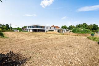 Prachtig perceel bouwgrond van 1.139m² voor het bouwen van een open bebouwing zonder bouwverplichting. Dit uniek perceel heeft een breedte aan de straat van 18m en is bebouwbaar 12m breed x 17m diep. Zéér gunstig gelegen aan Bekersveld (zijstraat Reetsesteenweg), op een landelijke toplocatie zonder doorgaand verkeer. Zéér centraal gelegen op slechts 3' van A-12 & 5' van E-19 A-pen - Brussel. Op wandelafstand van enkele winkels & openbaar vervoer. Gunstige oriëntatie : Z-gericht met panoramisch uitzicht achteraan op het achterliggend weiland. Bouwvoorschriften : Kroonlijsthoogte maximaal 7m tot 13m diepte en kroonlijsthoogte maximaal 3m50 van 13m tot 17m diepte. Nokhoogte maximaal 11m50. Zadeldak max. 45° of plat dak (groendak) mogelijk. Maximaal 2 bouwlagen en dakverdieping. Kelderverdieping toegestaan. Dit perceel zal worden verkocht onder het principe van minimaal bieden aan de gevraagde richtprijs of hoger. Biedingen zijn ten allen tijde mogelijk en zullen onmiddellijk aan de eigenaars overgemaakt worden. Bieden kan tot uiterlijk 07/09/2026 om 18h00. Verdere info verkrijgbaar via joeri@leximmo.be of 0473 88 56 11.