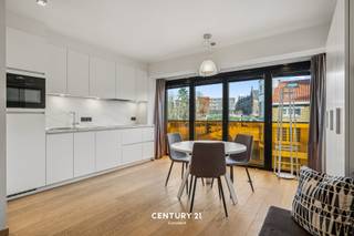 <span><strong>**Lichtrijke studio te Heverlee**</strong></span><br /><br />Deze lichtrijke studio bevindt zich net buiten de ring van Leuven. Op minder dan 10 minuten fietsen zit je in de bruisende binnenstad! Ook de bus of trein nemen is zeer toegankelijk met het station van Heverlee op wandelafstand. Verder kan je in de nabije buurt supermarkten, bloemenwinkels, restaurants en boutiques vinden. En natuurlijk is er op zondagvoormiddag de gezellige markt van Heverlee waar je allerlei verse lekkernijen vindt! <br /><br />De studio zelf is een lichtrijke entiteit wat wil zeggen gelegen op de tweede verdieping aan de voorzijde van het gebouw. Deze unit bestaat uit maatmeubelen wat zorgt voor het optimaal benut van de ruimte. Prachtig vernieuwde keuken en badkamer privatief voorzien!! Ook een kelderberging is bijhorend. <br /><br /><span><strong>Interesse in een bezoek ter plaatse? Dat kan! verhuur@connect-immo.be of 016 229 228</strong></span><br /><br />Huurprijs: €925 + €35 gemeenschappelijke lasten + nutsvoorzieningen privatief<br />Onmiddellijk beschikbaar!