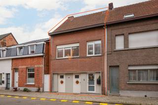 In een rustige, doodlopende straat vlak bij het centrum van Schoten vind je deze degelijke gezinswoning met mooie lichtinval, grote inpandige...