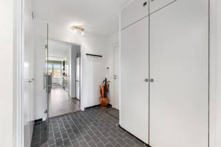 Dit vernieuwde 3-slaapkamerappartement ligt in de Fonteinstraat, een zijstraat van de levendige Brusselsestraat, pal in het centrum van Leuven en vlak bij winkels, supermarkten, bushaltes, campussen en Gasthuisberg. Met ca. 110 m², waarvan 100 m² bewoonbaar en 10 m² terras, combineert het ruimte, comfort en een zeer energiezuinig EPC-label A. Via de inkomhal met vestiairekasten aan weerszijden bereikt u de zeer ruime, lichtrijke leefruimte met open keuken en eiland, uitgerust met volledig vernieuwde toestellen. Verder zijn er drie slaapkamers, waarvan twee met airco (2022), een apart toilet en een badkamer met nieuwe douche. Vanop het terras op de zevende verdieping geniet u van een adembenemend uitzicht op de Sint-Pieterskerk en het hart van Leuven. De voorbije jaren werden tal van vernieuwingen uitgevoerd, waaronder hoogrendementsbeglazing, nieuwe radiatoren, vloeren, keukenapparatuur en sanitair. Aan de voorzijde wordt nog een zonnescherm met solarsysteem geplaatst. Ook het gebouw werd recent vernieuwd met onder meer renovatie van het dak, lift en gemeenschappelijke deuren. Extra troeven zijn een dubbele staanplaats in de overdekte garage en een privatieve kelderberging. De elektriciteit is conform en het appartement is asbestveilig. Kortom: een volledig up-to-date appartement met drie slaapkamers en twee staanplaatsen, midden in de Leuvense binnenstad. Een buitenkans! Interesse? Contacteer ons via info@homies.be of 016 22 82 22.