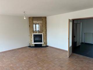 Dit recent gerenoveerde appartement bevindt zich in het bruisende centrum van Kapellen, vlakbij het rustige gemeentepark en de mooie en gezellige winkels. Het appartement bestaat uit een zonnige woonkamer op parketvloer, volledig ingerichte keuken (afwasmachine, dubbele oven, dubbele ijskast met vriesvak,...), 2 bergingen, 3 slaapkamers die telkens toegang geven tot het terras, een prachtige badkamer met inloopdouche en ligbad en een apart gastentoilet met handenwasser. Er is tevens een ruime garagebox inbegrepen in de huurprijs. De provieskosten per maand voor het waterverbruik bedragen 40 euro. De vaste kosten van het gebouw zitten inbegrepen in de huurprijs.
